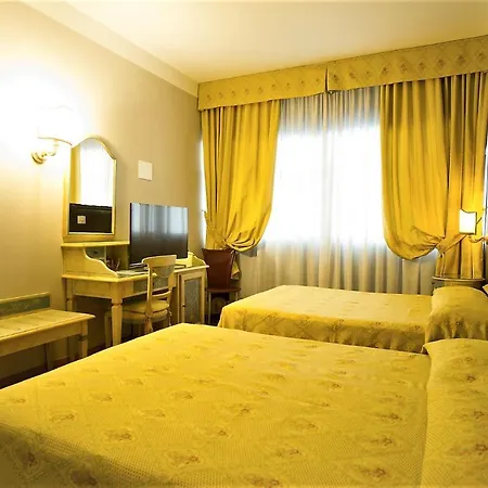 Aaron Hotel
